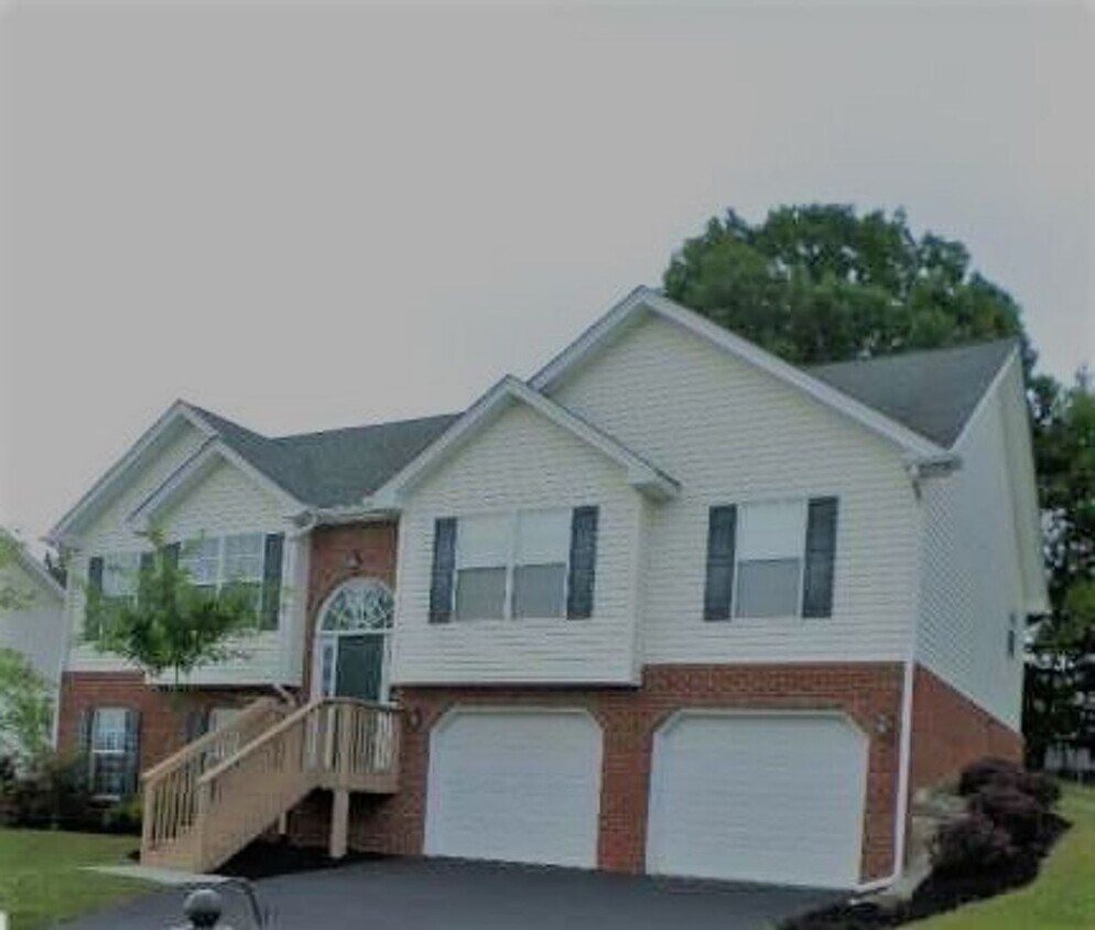 Foto principal - 4 Bedroom 2 Half Bath Townhouse with 2 Car...