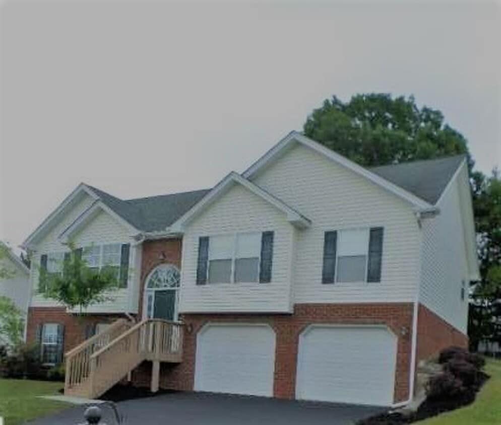 Primary Photo - 4 Bedroom 2 Half Bath Townhouse with 2 Car...