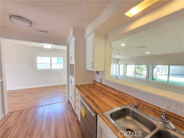 Foto del edificio - 8834 Stansbury Ave