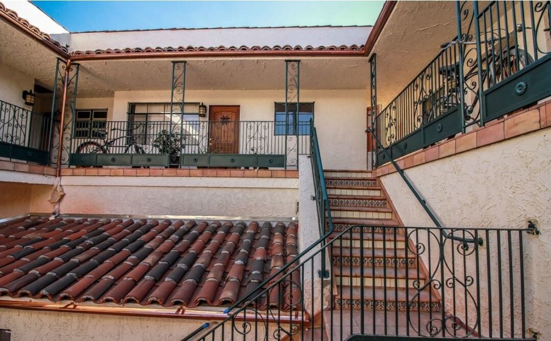 Primary Photo - 135 S La Brea Ave