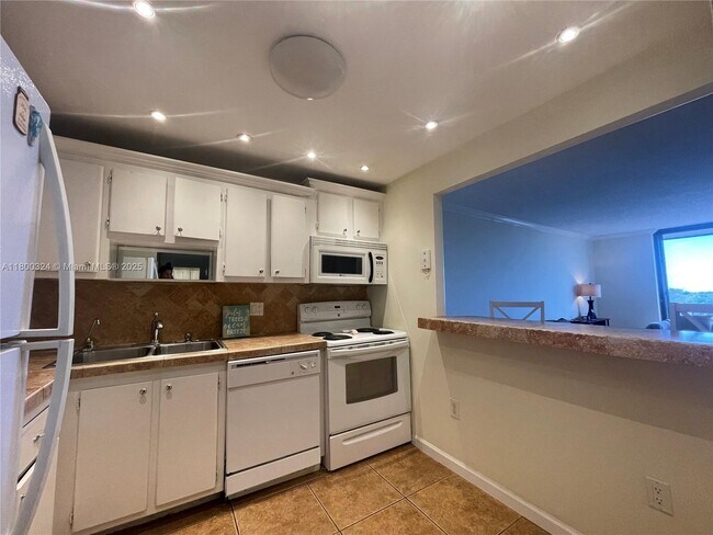 Foto del edificio - 16851 NE 23rd Ave
