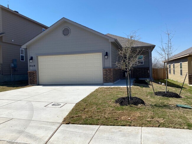 Foto del edificio - *Rent FREE until May 1 - NO HIDDEN FEES!* Four Bedroom | Two Bath Home in Scotts Hollow