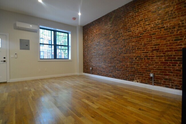 Building Photo - 752 Onderdonk Ave