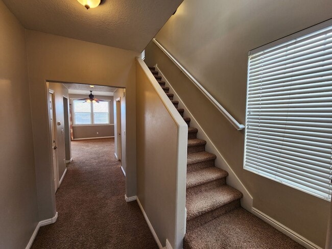 Foto del edificio - Stunning 3 bdrm 1.5 bath townhome! Wine & Dine on your enormous deck featuring city views!