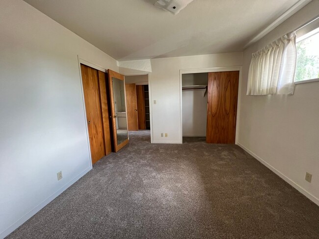 Foto del edificio - Upstairs - 1 Bedroom 1 Bath Apartment