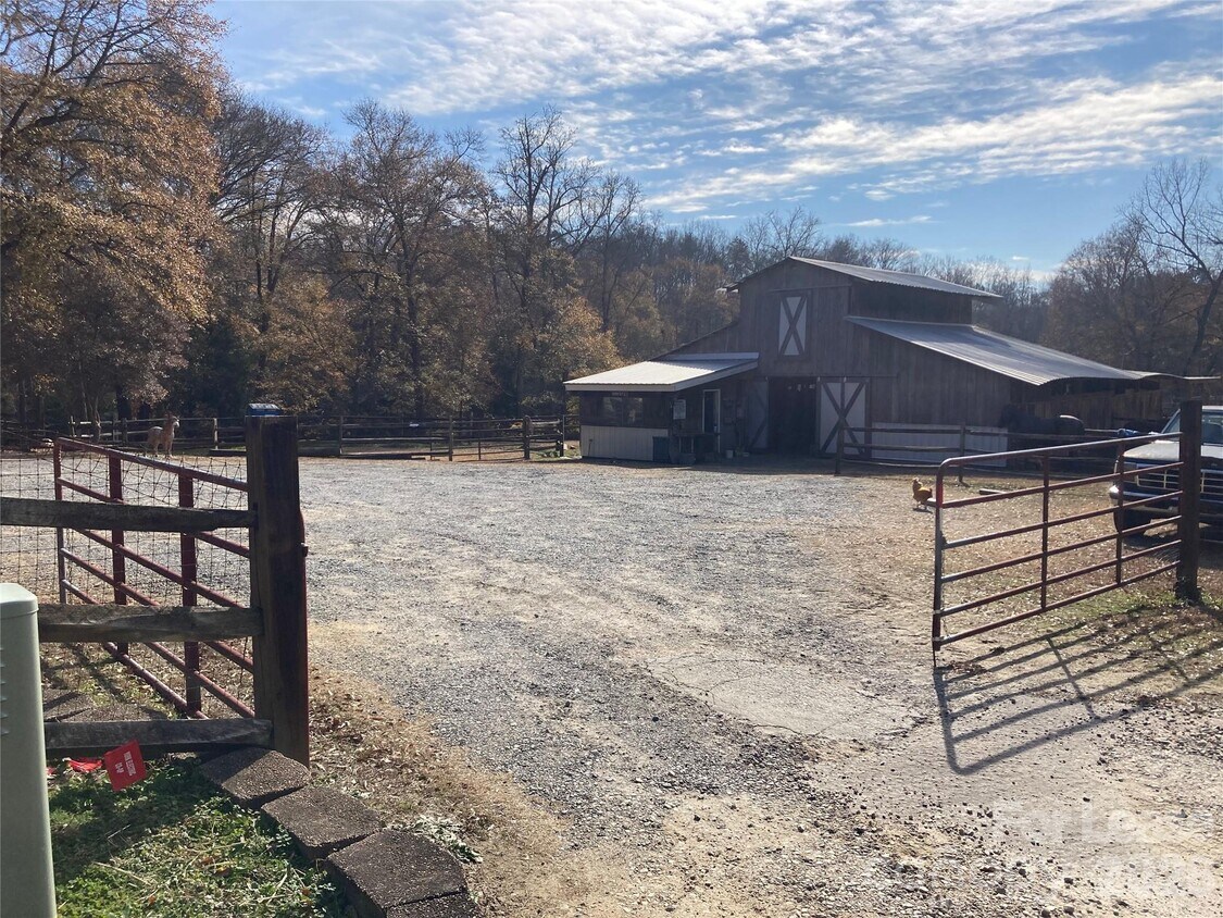 Foto del edificio - 8737 Whippoorwill Dr