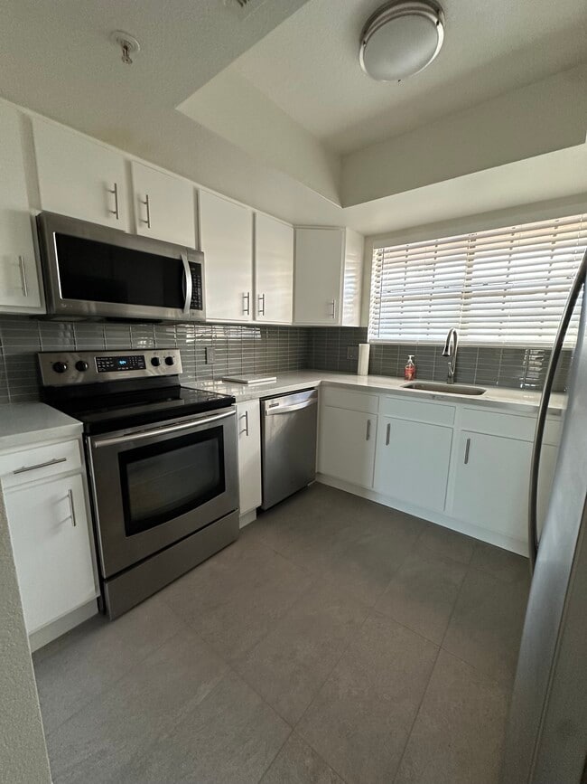 Building Photo - 5950 N 78th St