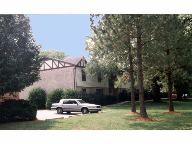 Área de estacionamiento - Swan Run Apartments