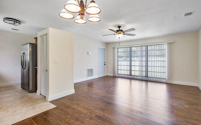 Building Photo - 136 Prima Vista Blvd