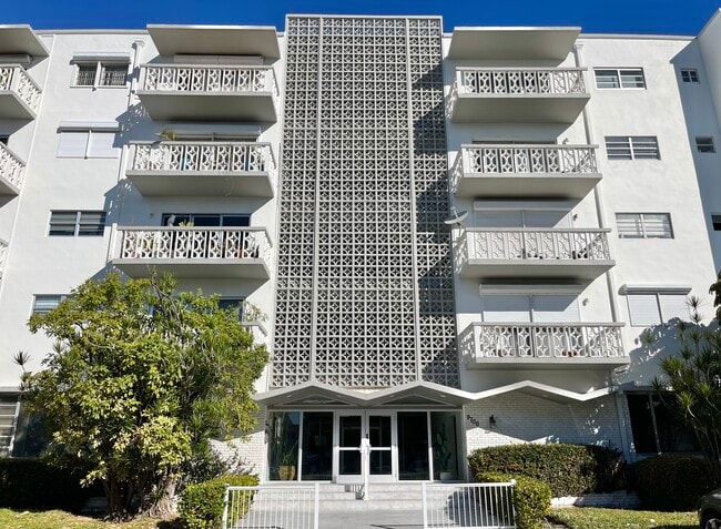 Building Photo - 9700 E Bay Harbor Dr