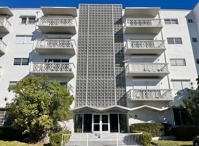 Foto del edificio - 9700 E Bay Harbor Dr