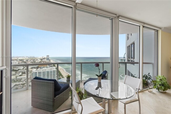 Foto del edificio - 6365 Collins Ave