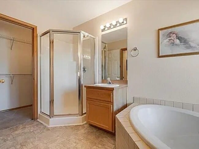 Building Photo - Want to live on a golf course with access to the pool with sports center privileges?