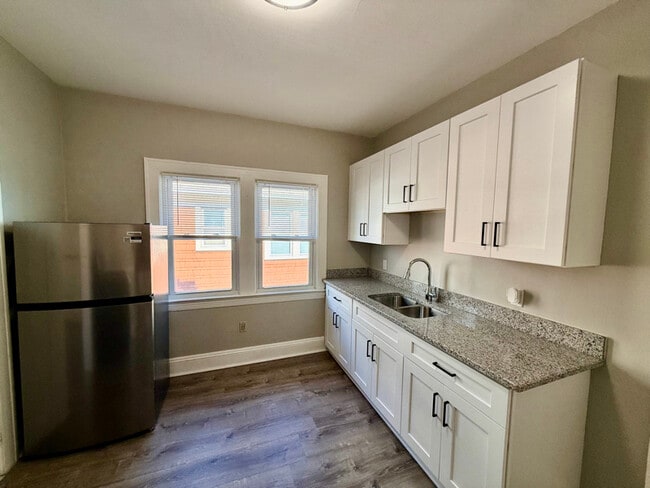 Foto del edificio - 2163 Chesterland Ave