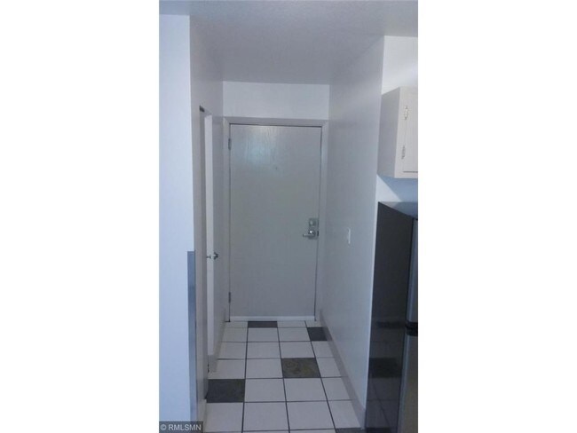 Interior Photo - 611 Monroe St NE