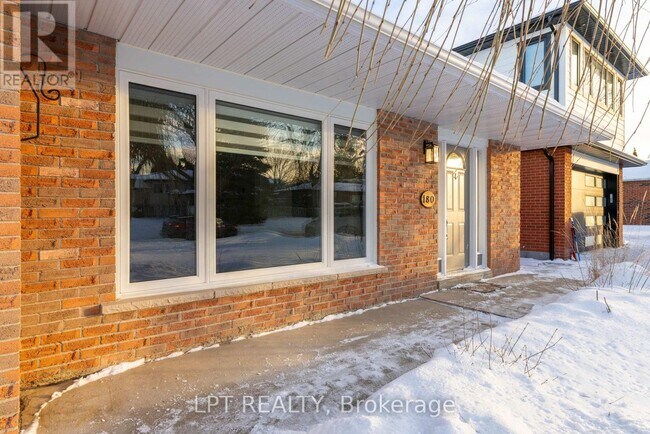 Photo du bâtiment - 180 Mason Ave