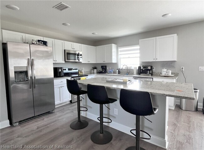 Building Photo - 7143 Golf Club Dr