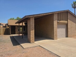 Building Photo - 1506 E Palmdale Dr