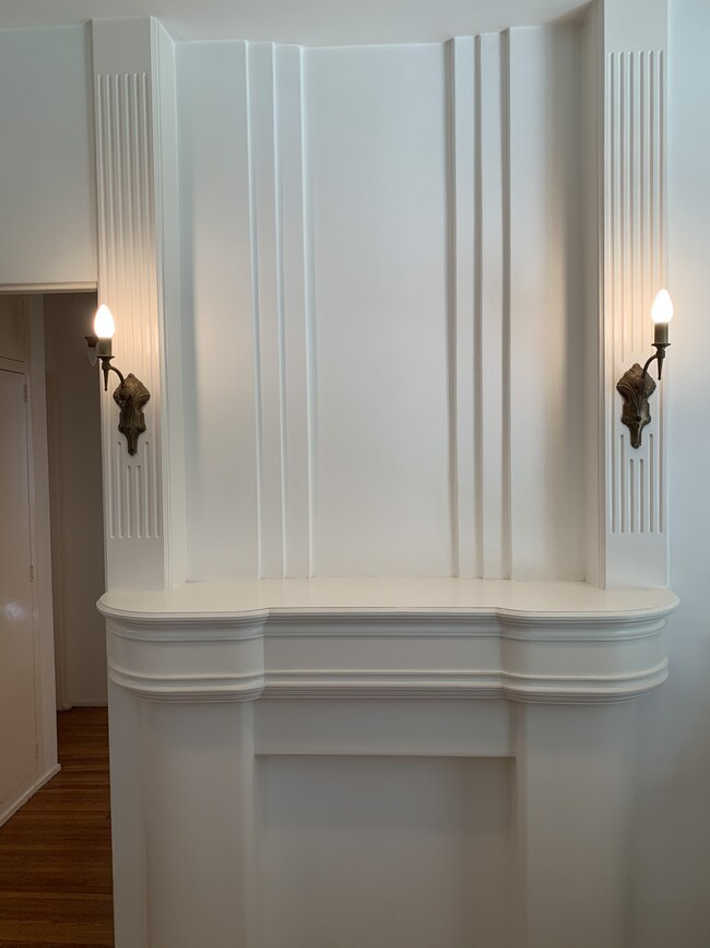 102 Fireplace Mantle - 520 N Rossmore Ave