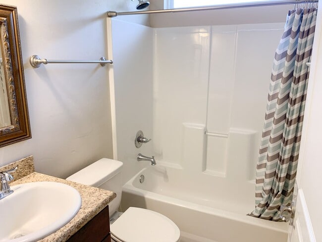 Building Photo - Oak Ridge Home - 3 Bed 2 Bath Home