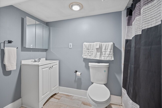 Building Photo - 2413 Kenton St