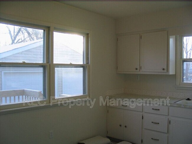 Building Photo - 625 3rd St