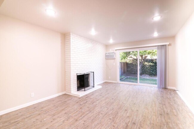 Foto del edificio - 1685 Whitwood Ln