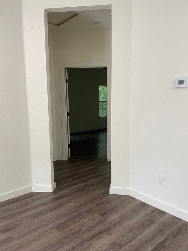 Building Photo - Two Bed/1.5 Bath Home