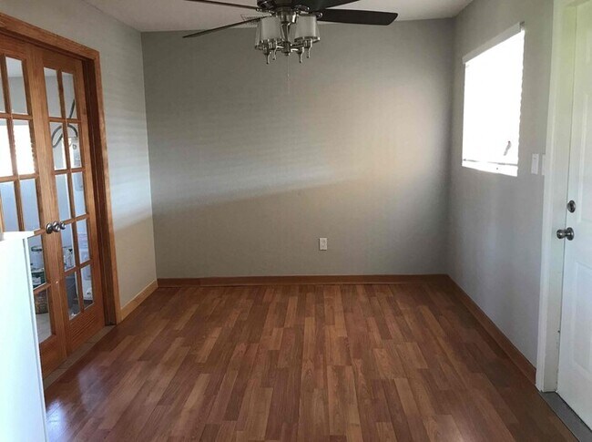 Building Photo - 2114 W Sunnyside Dr