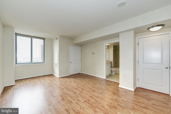 Building Photo - 851 N Glebe Rd