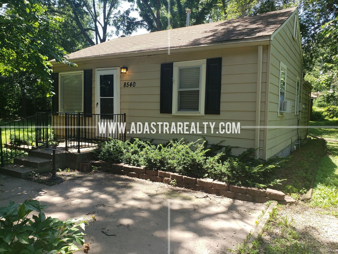 Foto principal - Adorable North Overland Park Home-Availabl...