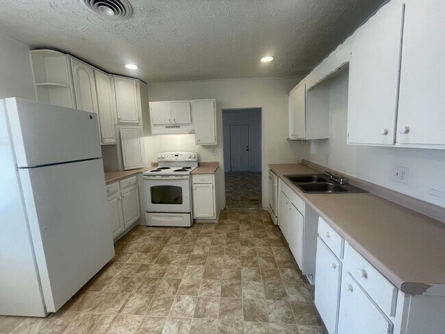 Foto del edificio - 3 bedroom 1 bathroom 1 car garage with a f...