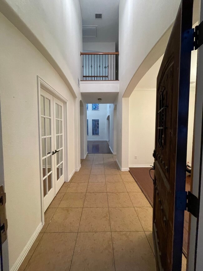 Entrance - 906 Rolling Grv