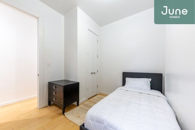 Building Photo - ROOM ONLY in 4-bed/2.0-bath Home