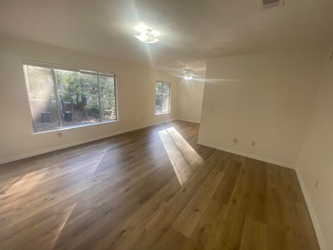 Building Photo - 2220 Claremont Ln
