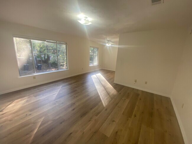 Foto del edificio - 2220 Claremont Ln