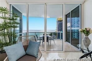 Foto del edificio - 18101 Collins Ave