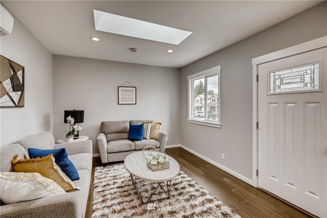 Sala de estar - 10253 19th Ave SW