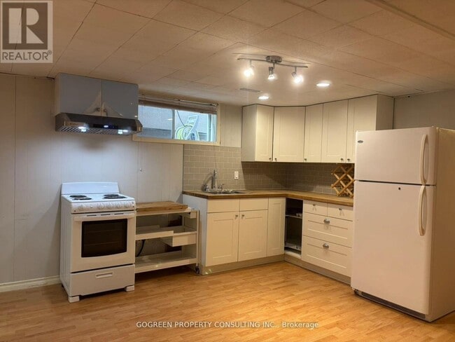 Photo du bâtiment - 192 Bedford Park Ave