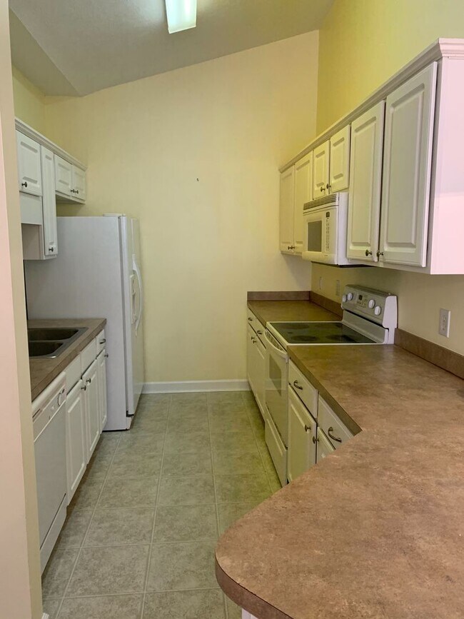 Building Photo - *SPECIAL* Spacious 3 Bedroom Condo in Caro...