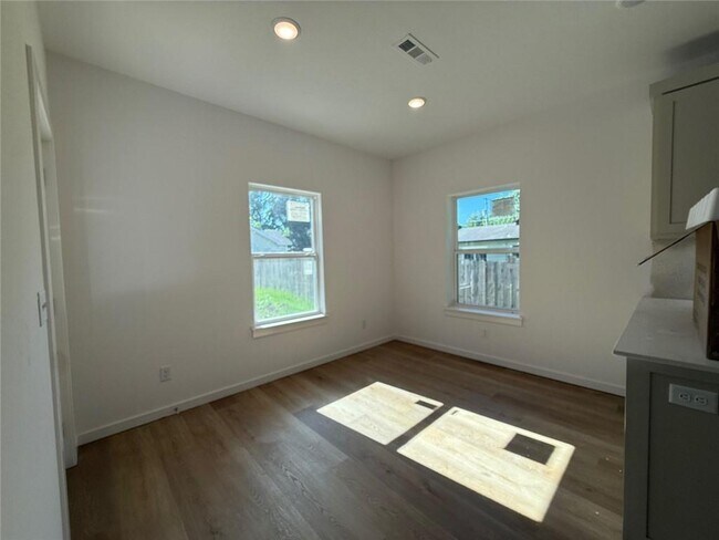 Foto del edificio - 832 Dockery Ln
