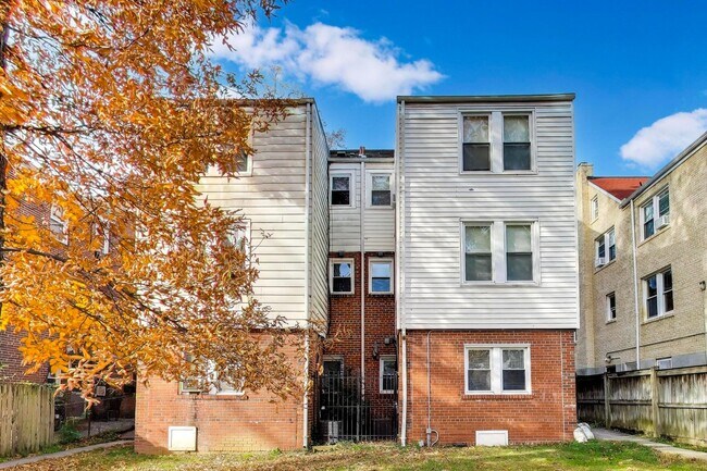 Foto del edificio - 8611 Flower Ave - Unit 1  - Sunny 2 Bed in Tacoma Park!  Pet’s Allowed! Parking!