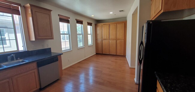 Building Photo - GORGEOUS 3 Bed/2.5 Bath Townhome in RIVERM...