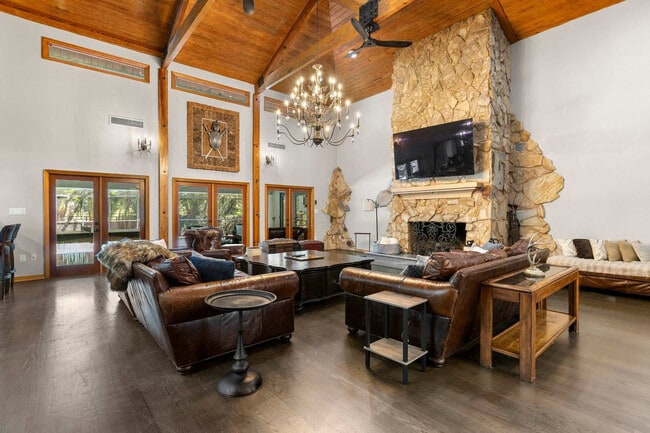 Foto del edificio - 926 Riverhills Dr