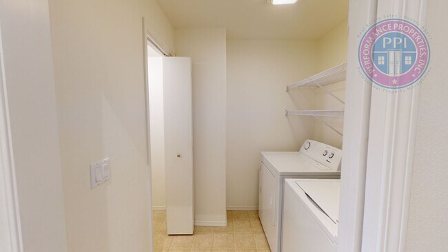 Foto del edificio - Updated Townhome with Detached Garage! Close to Shops & Restaurants