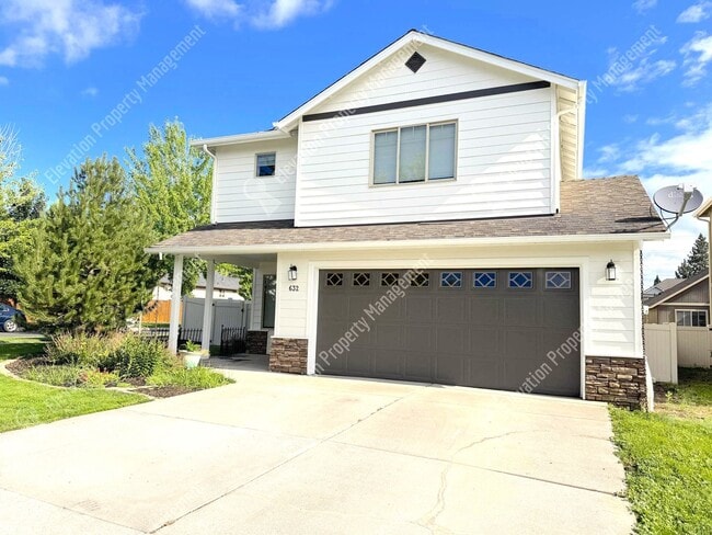 Building Photo - 3 BR home with fenced yard