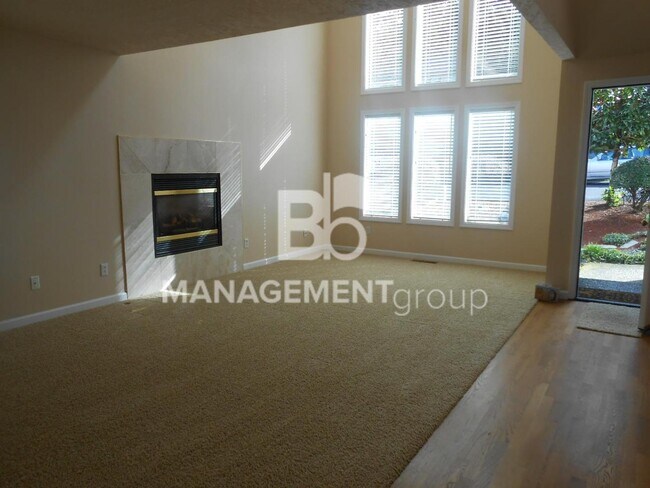 Foto del edificio - Updated Lake Oswego/Mt. Park Home With Ton...