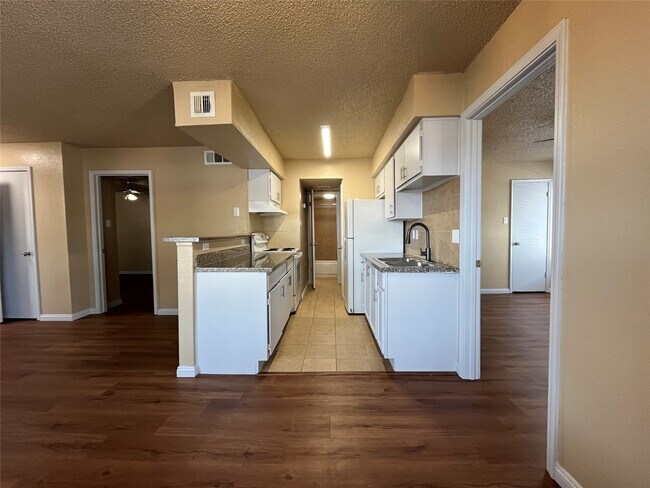 Foto del edificio - 2750 Holly Hall St