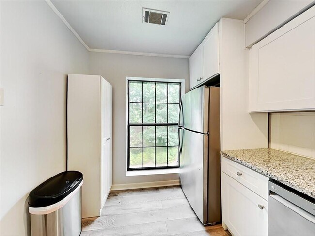 Building Photo - 1405 Highland Bluff Dr S E