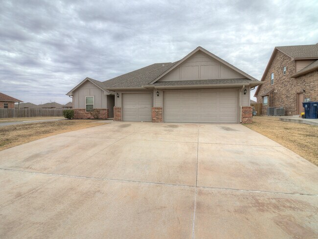 Building Photo - Great 4 Bed Home!